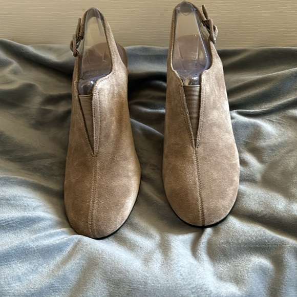 Adorable slingback heels - Picture 2 of 3